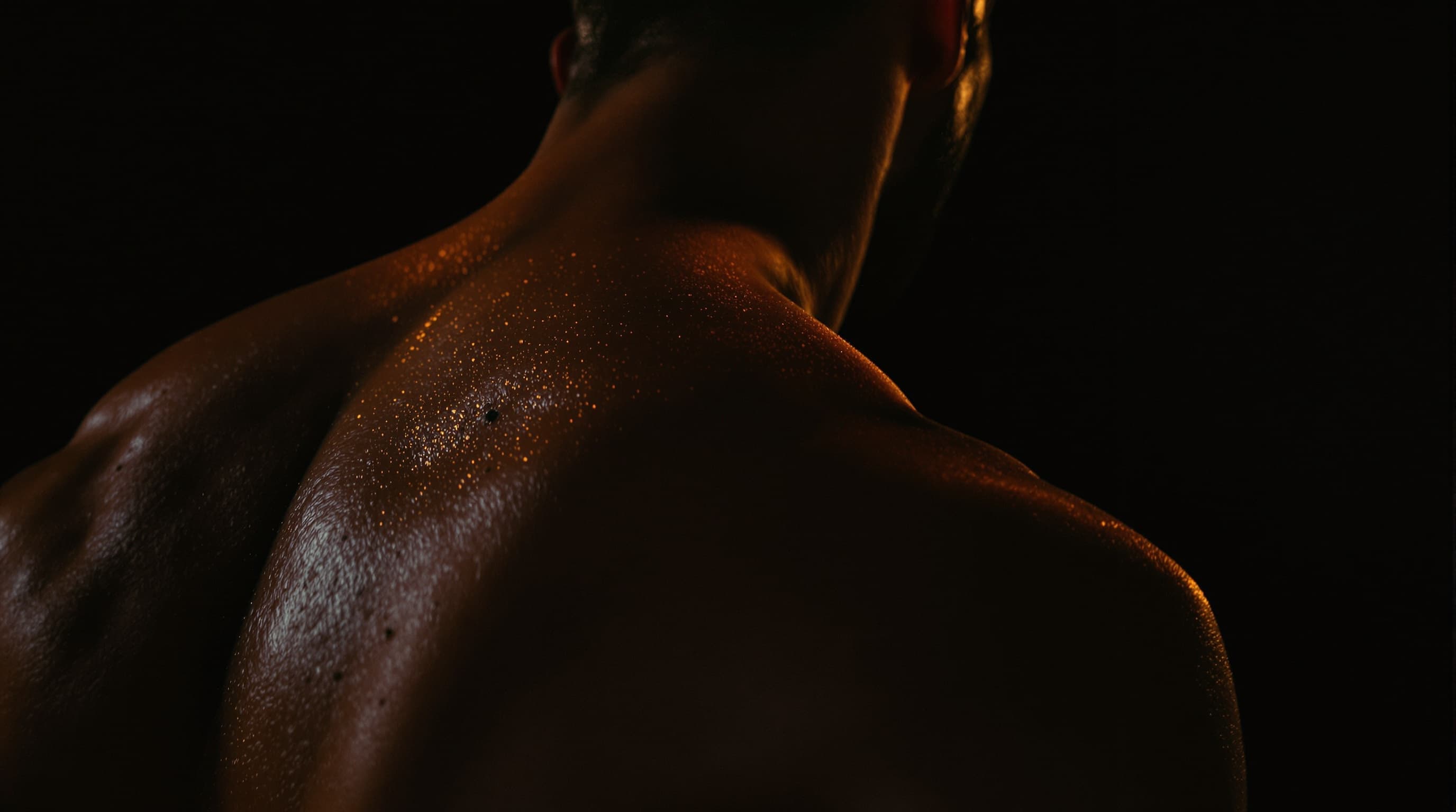 Retrato en blanco y negro de espalda humana en reposo